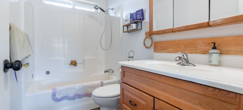 31 web or mls 8 bassick ln 31