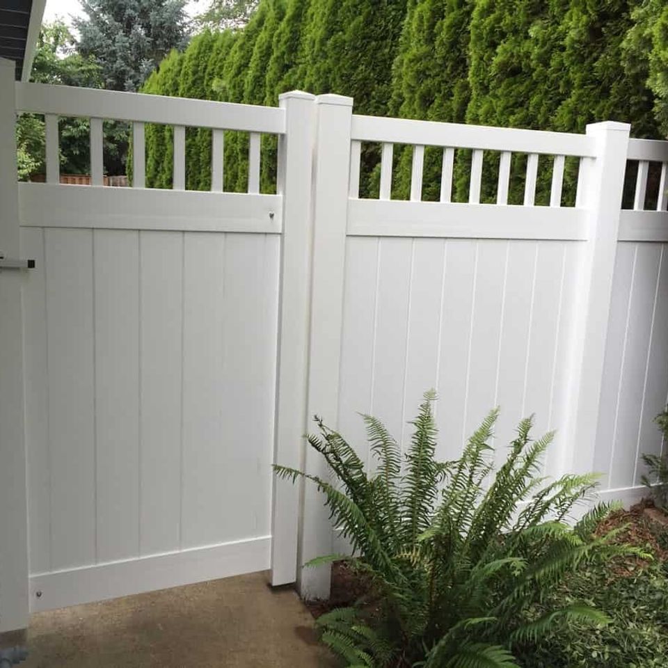  white vinyl fence