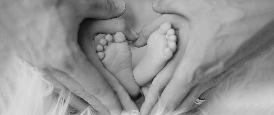 Adorable baby feet 1498x630