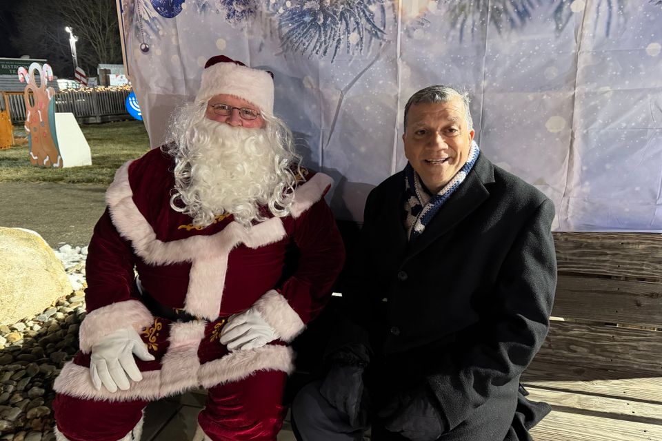Santa and mayor joe nicastro at the mistletoe market 2025 