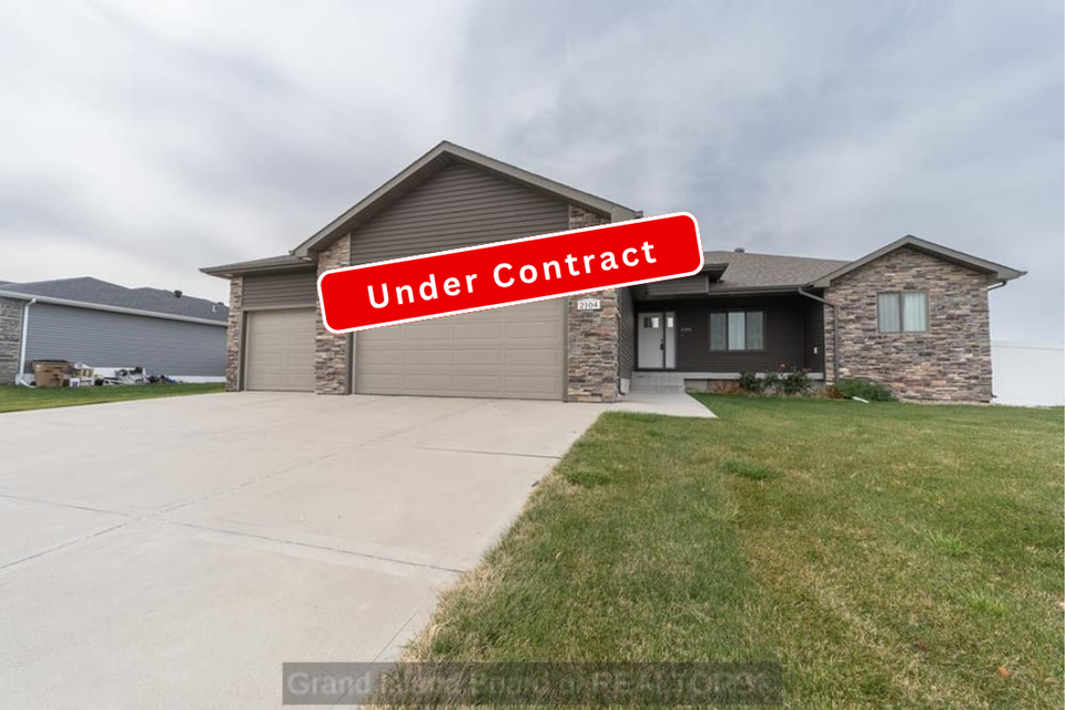 2104 ebony grand island ne   under contract