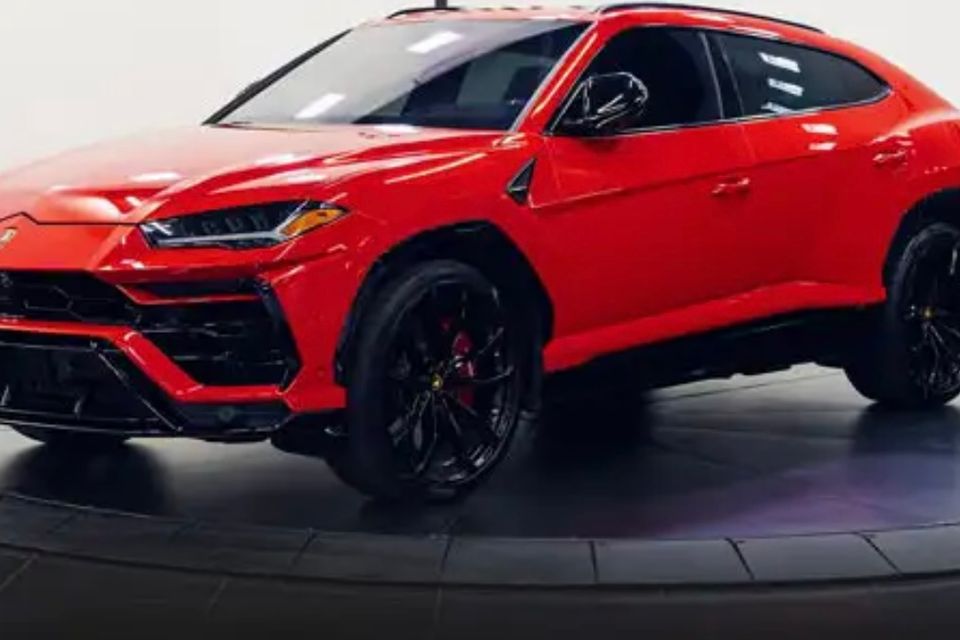 Lamborghini urus red