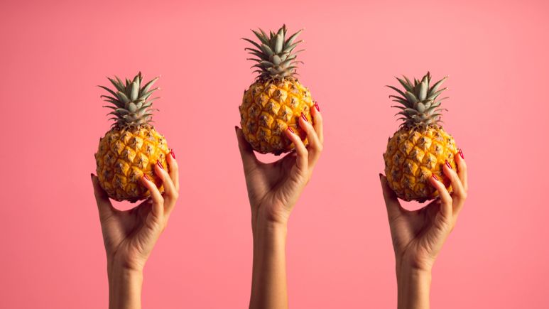 Person holding pineapples 2964834