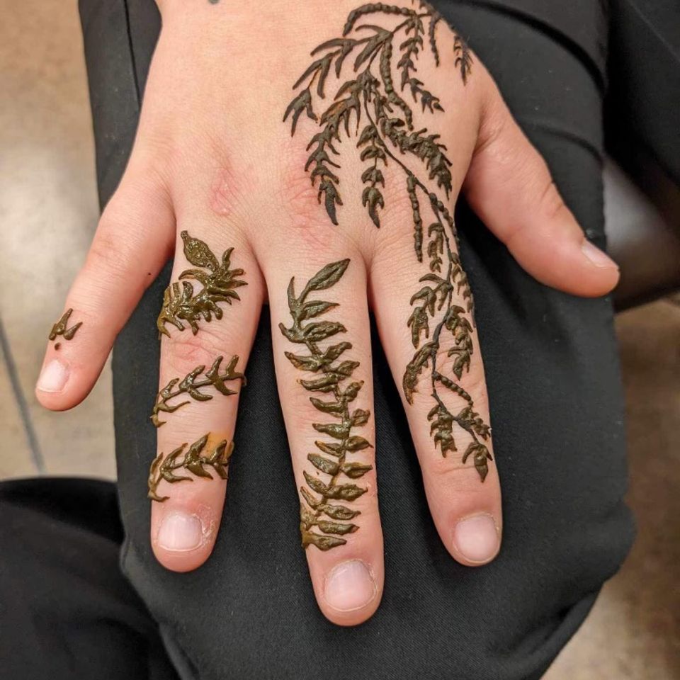 Henna fingers