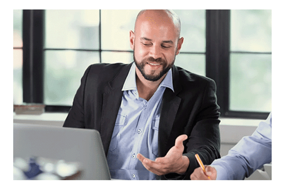 Man explaining at computer