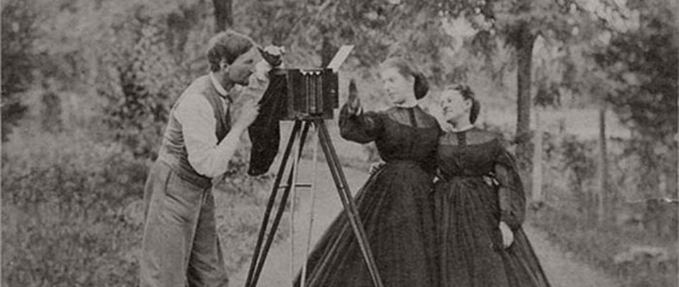 Vintage 19th century photographers with their cameras 09 1040x440