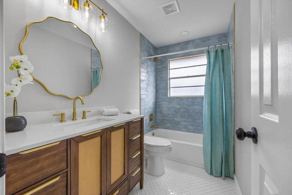Florida home right bathroom2
