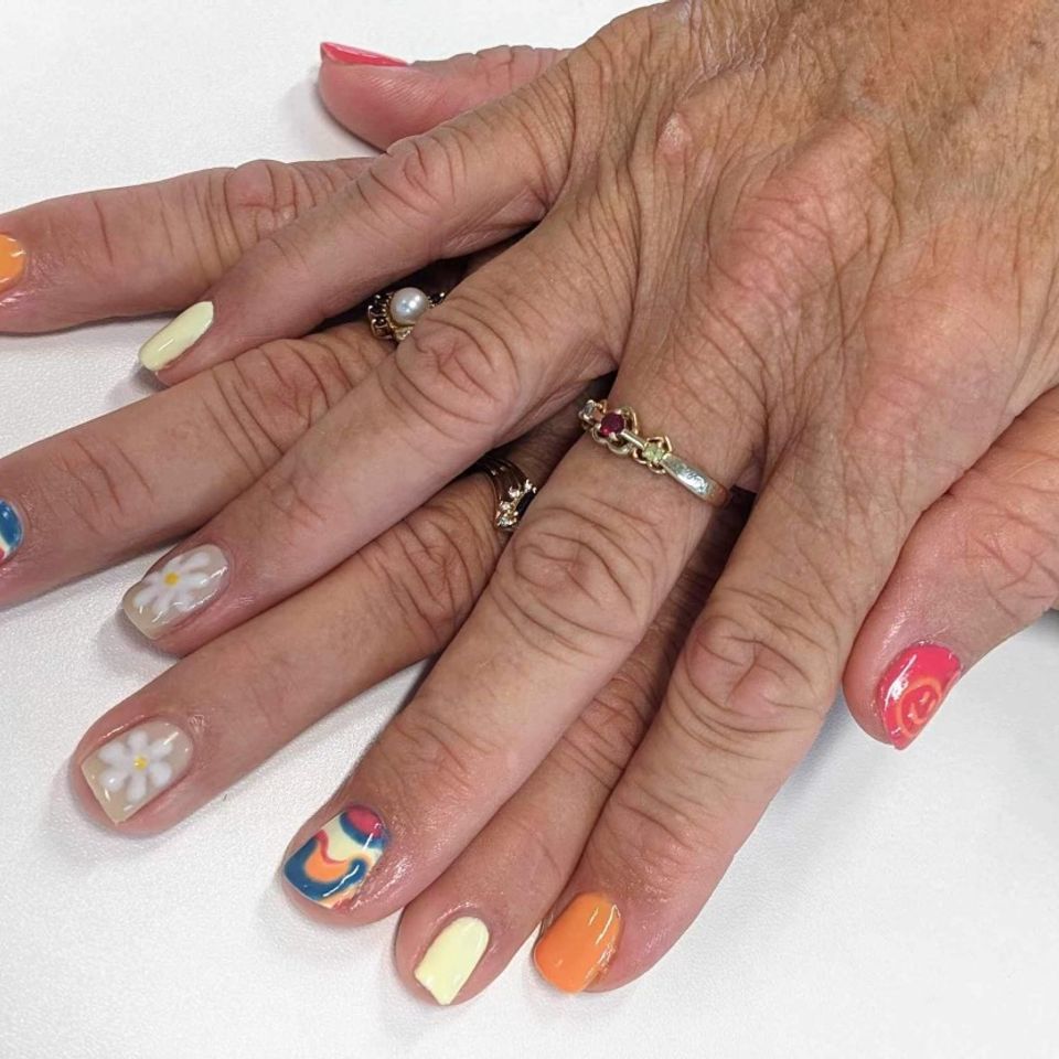 manicure with designs