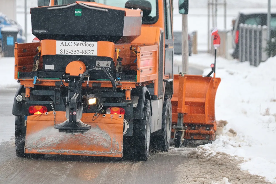 Commercial-residential-snow-plow-service