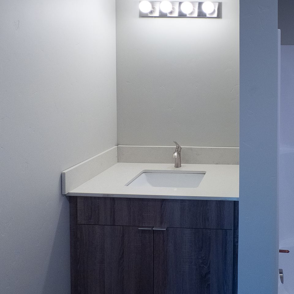 Corner   2nd bath 2