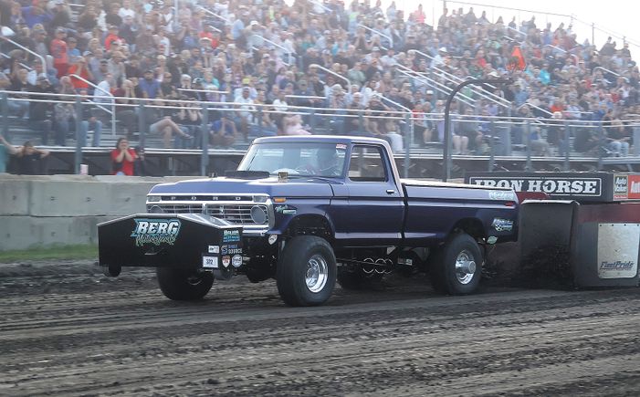 2 tractor pull with crowd (color)
