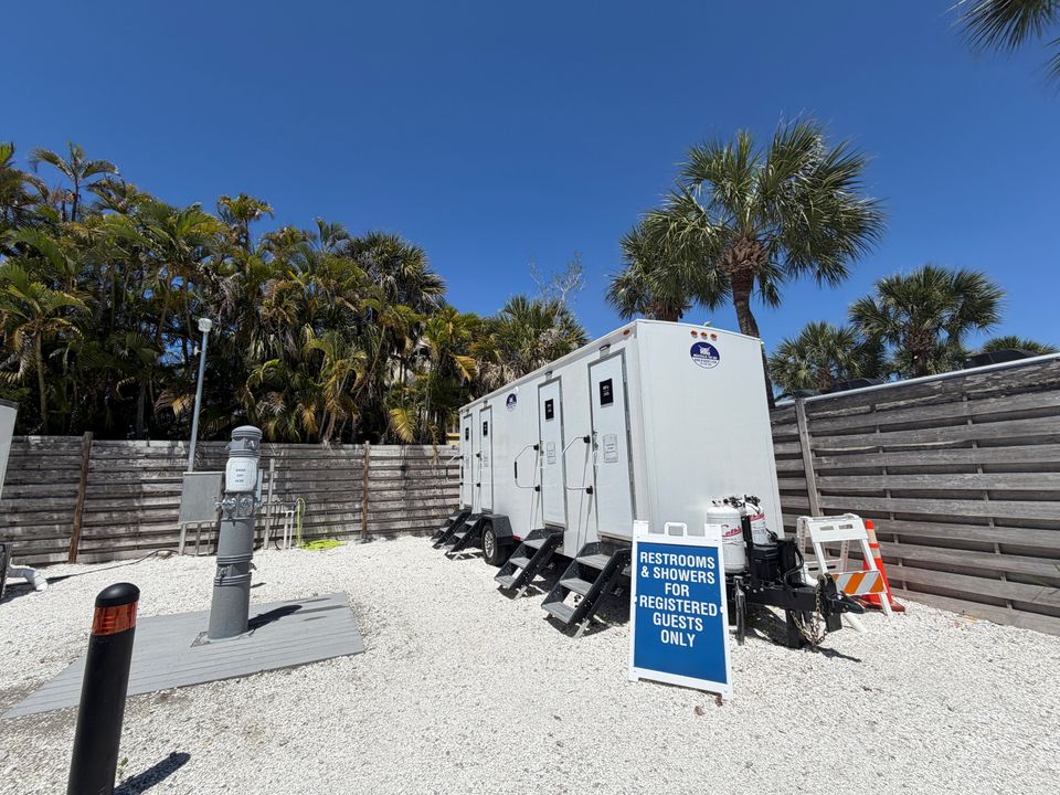 Rtg restroom trailer beach (1)