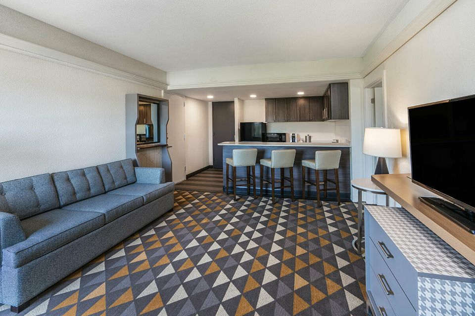 Double queen suite living room