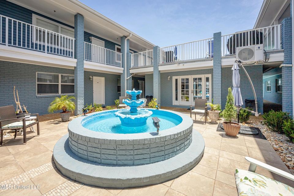 Cypress cove water fountain image