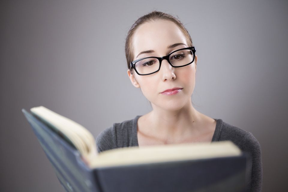 Women reading about what causes dry eye and how to fix it 