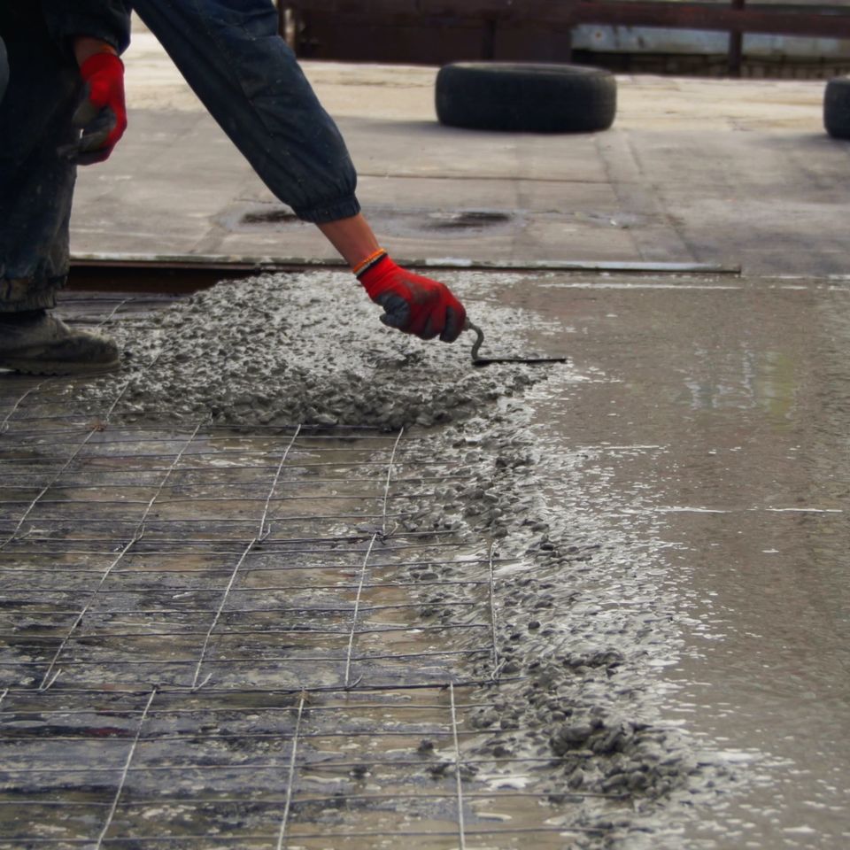 leveling-wet-concrete-surface