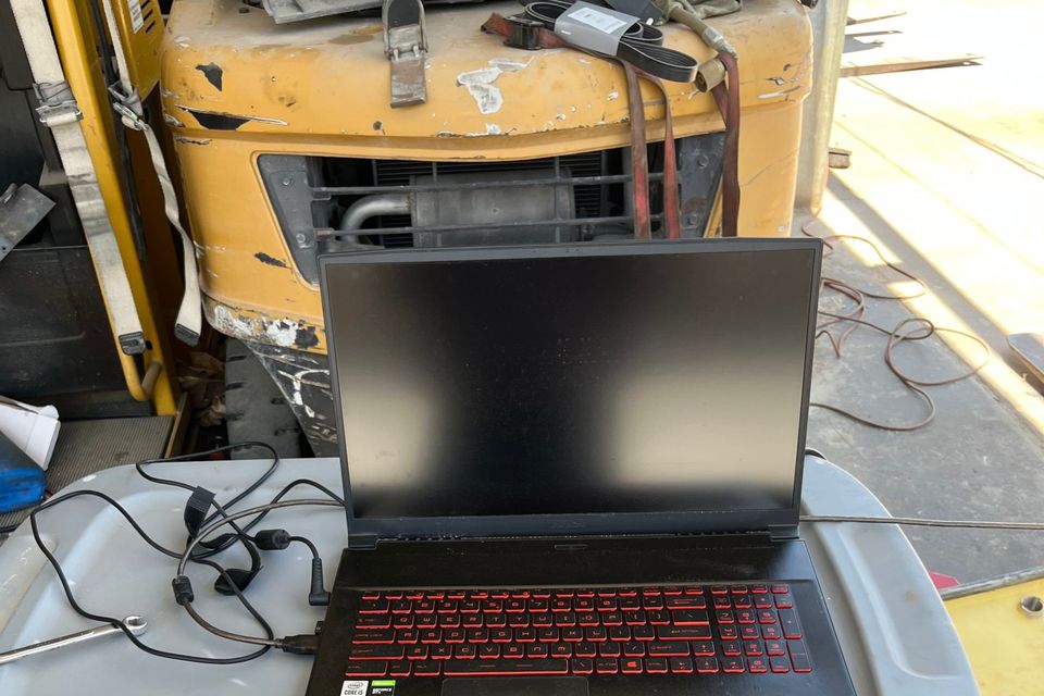 Image of a Laptop helping forklift technicians troubleshoot a forklift