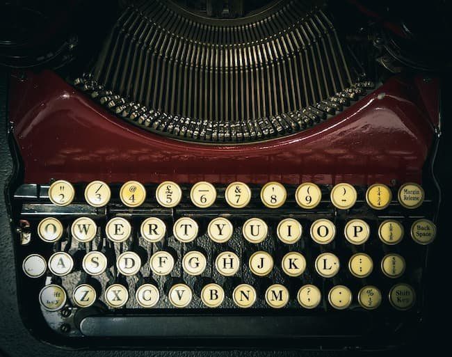 Old timey typewriter focused in on the old timey keys 
