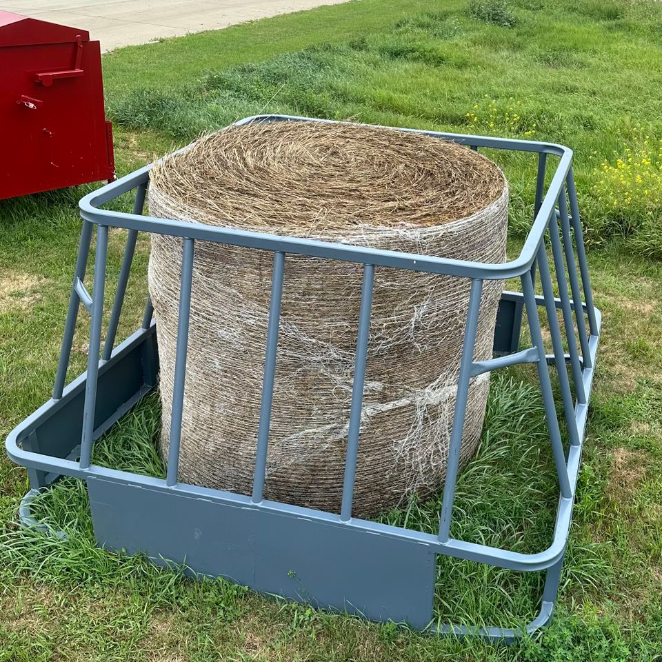Square bale feeder