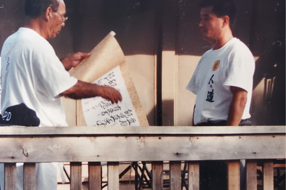 Hanshi Seiken Takamine getting promoted by Taika Seiyu Oyata