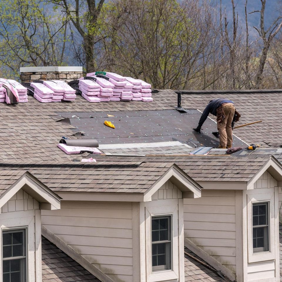 128660324 roofing contractor removing ol