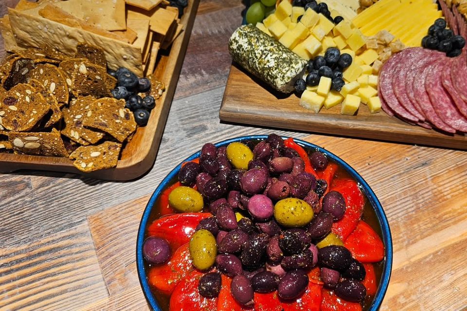 Tapa vino charcuterie board 2