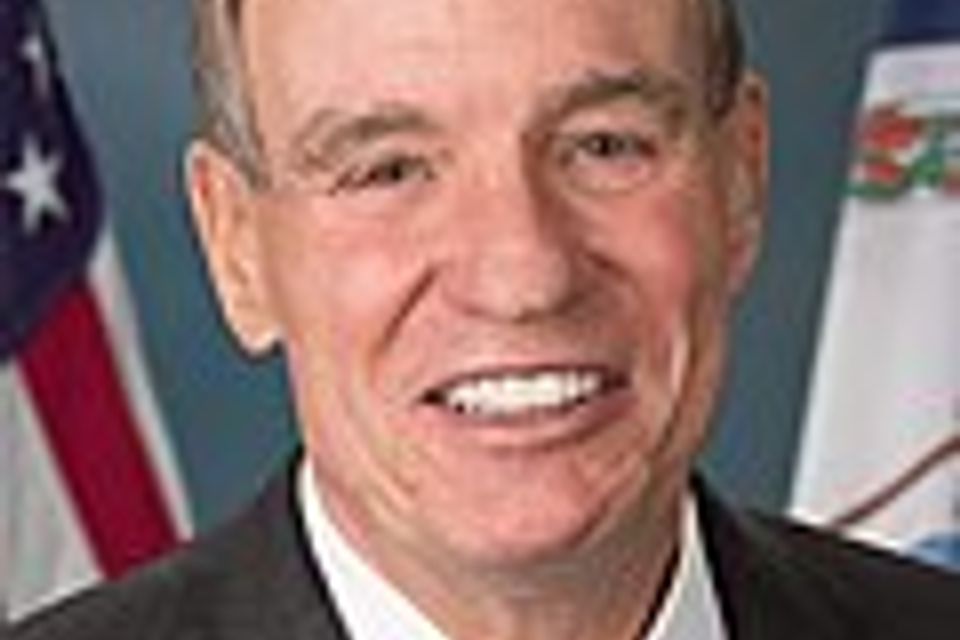 Mark warner 2025 (cropped)