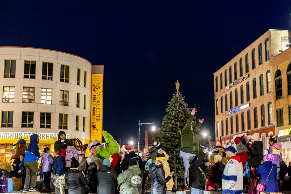 2024 kelley square tree lighting (113)