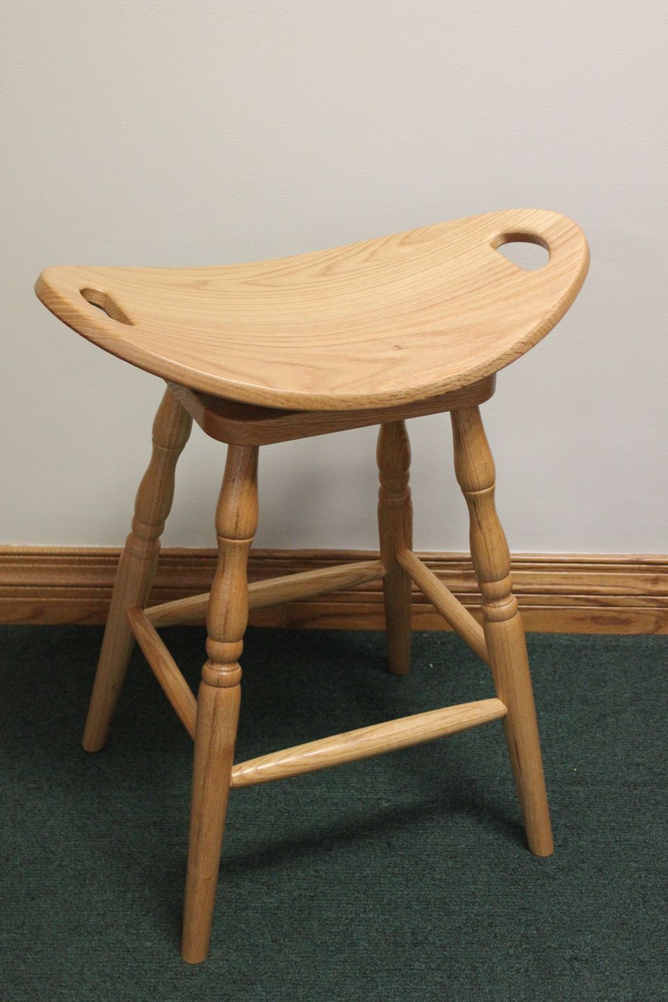 Oakl swivel saddle stool