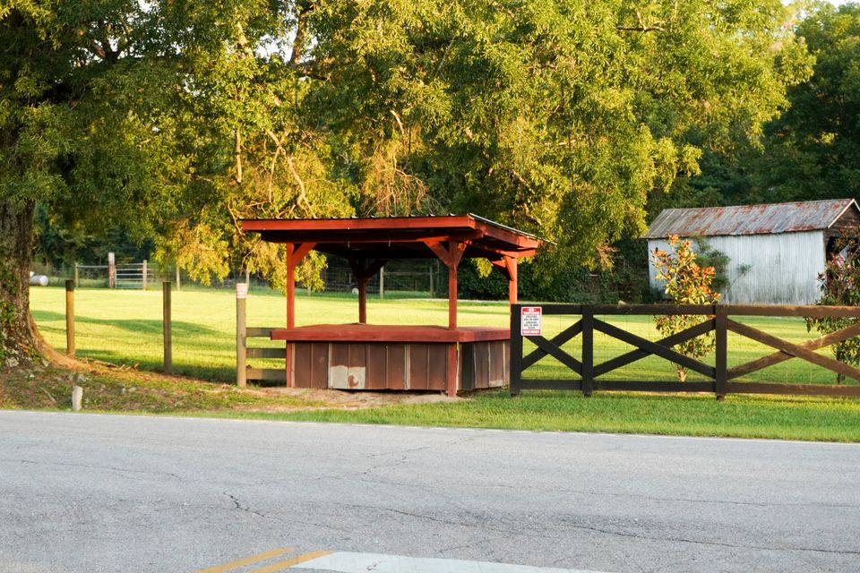Lone oak red vegetable stand