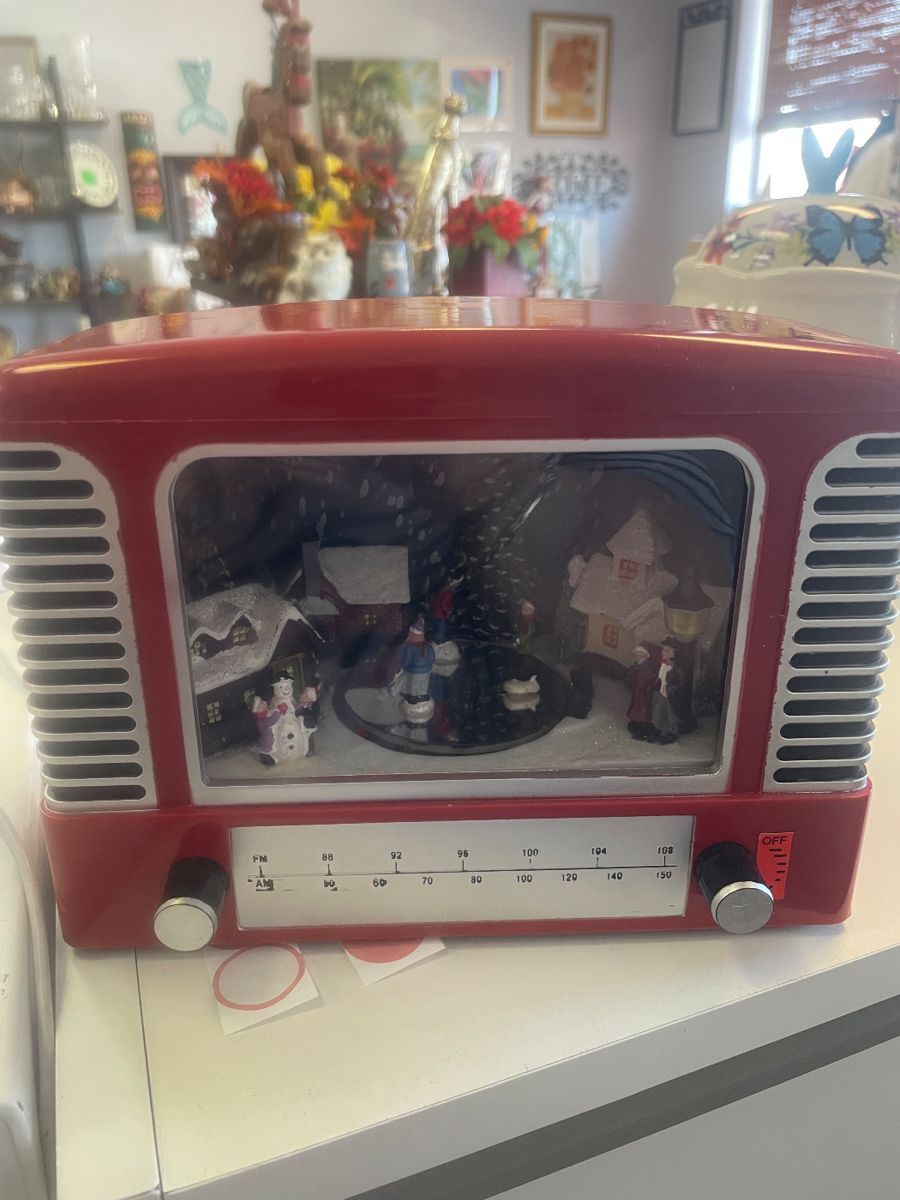 Lighted vintage musical radio