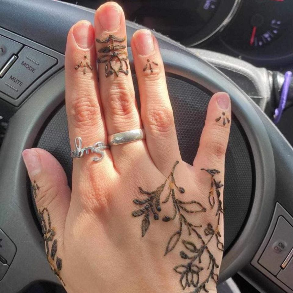 Henna hand