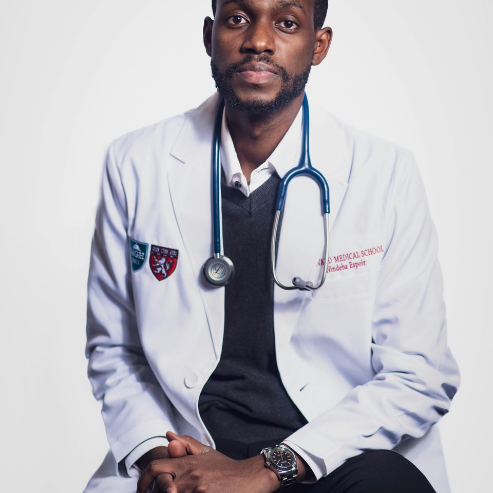 Free photo of a doctor in an apron and with a stethoscope around his neck