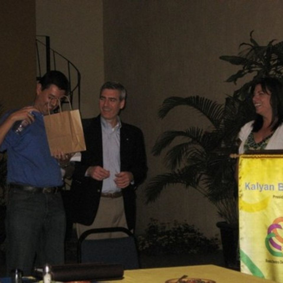 Rotarymeetingheribertogift2012041012010520140823 11672 12zf0x2