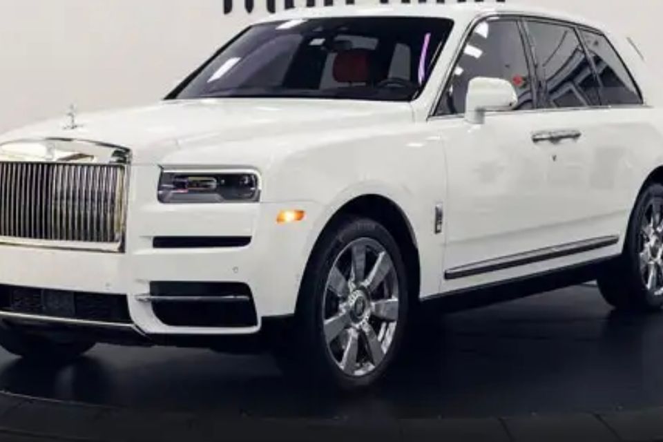 Rolls royce cullinan white 