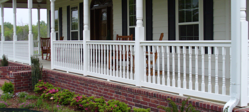 Midland vinyl fence   deck company   tulsa and coweta  oklahoma   vinyl metal wood fence sales and installation   outdoor living  railing   white vinyl railing on wrap around veranda  closeup20170611 18680 1xok7nu