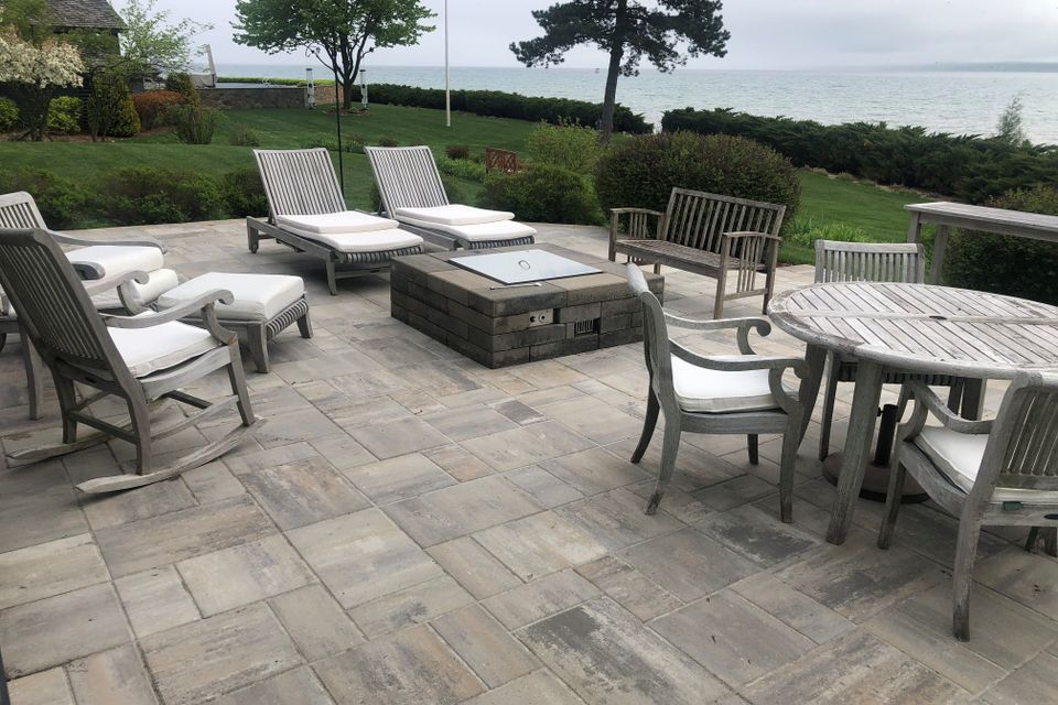 Patios  2 min