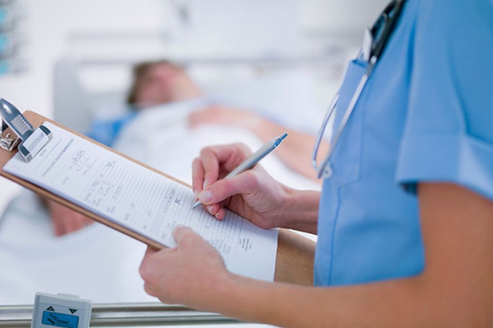 Nurse taking notes (2)