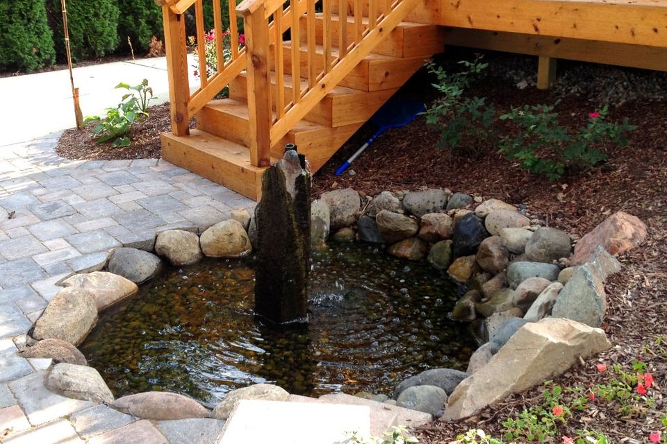 Vertical bubbling rock water feature for web orig