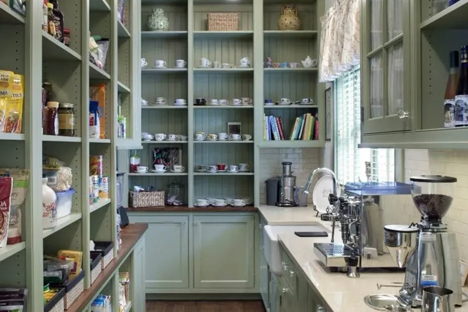 traditional-butlers-pantry