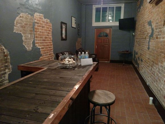 Grooms suite bar