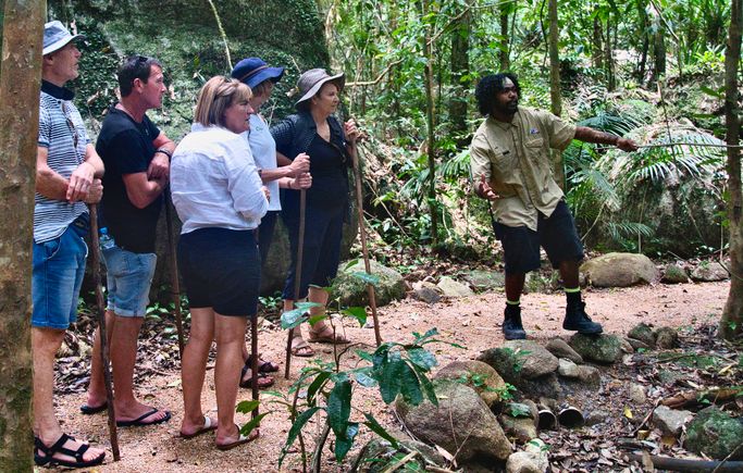 Tour guide gaeb2977ec 1920