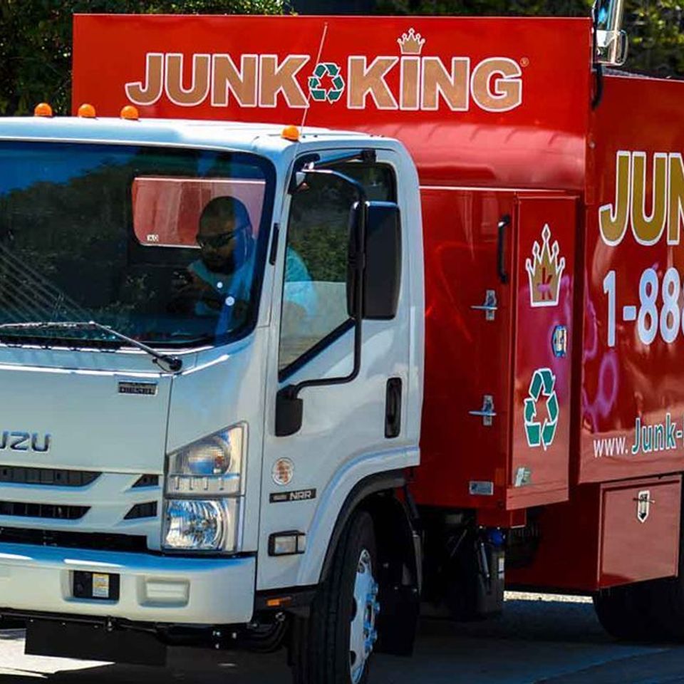 Nuredo magazine   tulsa  oklahoma   living   junk king  fall 2017 cover   junkking420170925 7091 o1nrr4