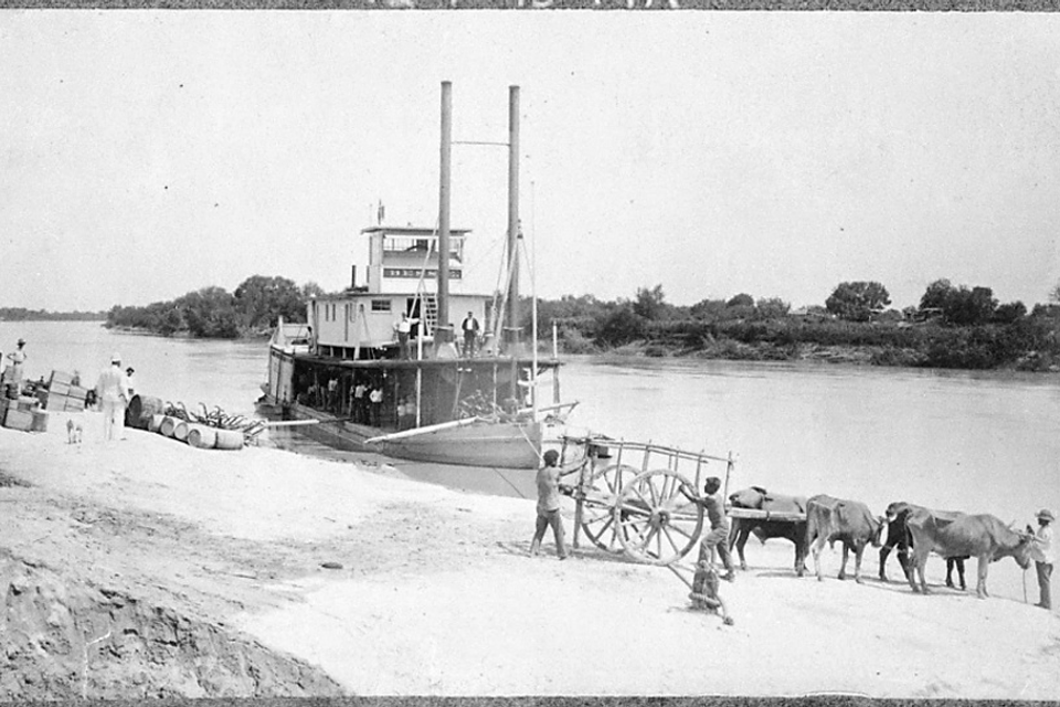 Stern wheel bessie, loading at fort ringgold en route to brownsville