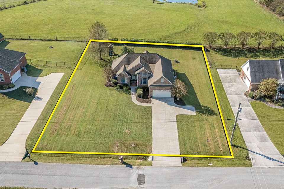 6 web or mls 7 elizabeth cir property line   clear lens real estate photography 1