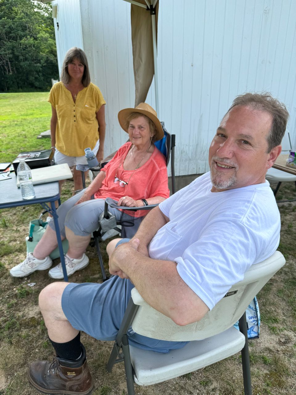 Stella Orfantopoulos, Mary Cunningham and President of the FOBD, Neil Young, enjoy the shade.