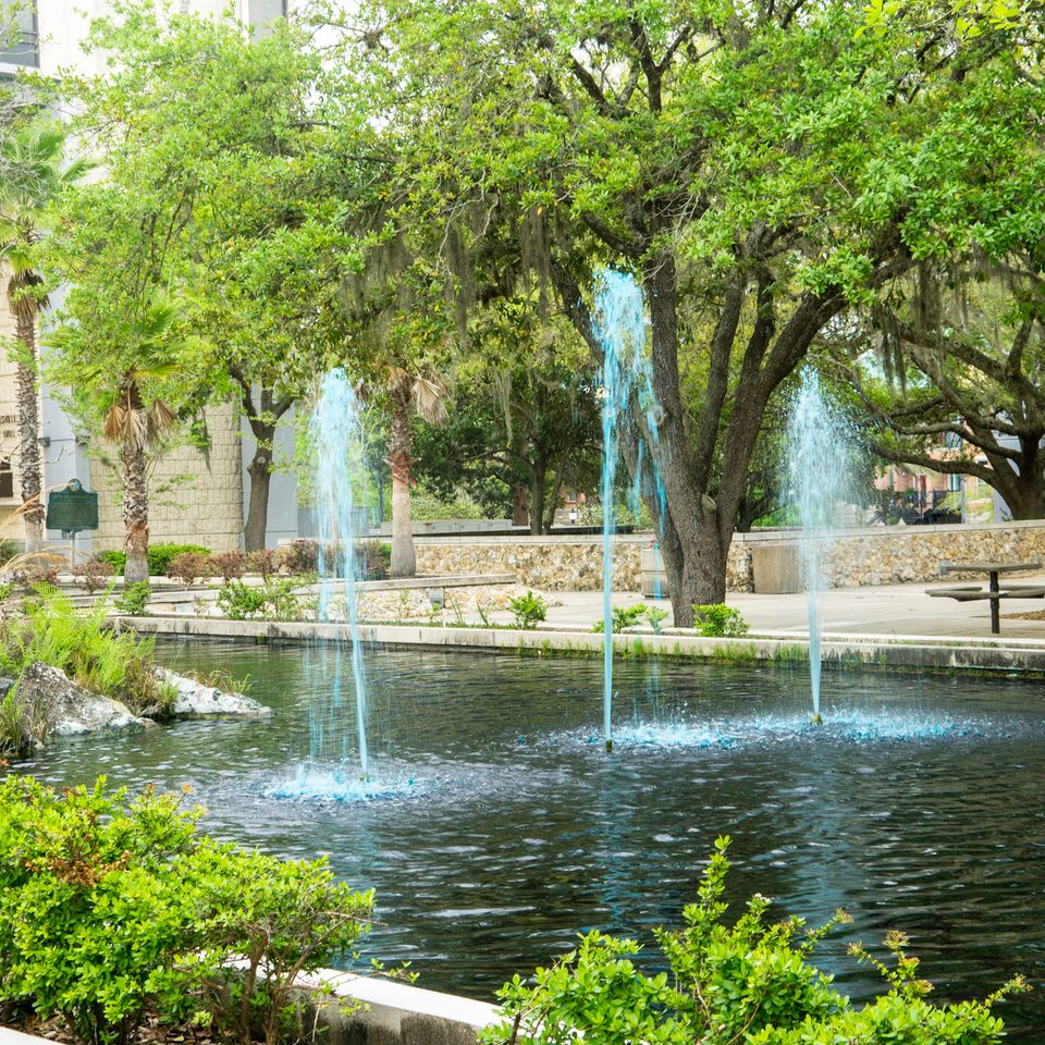 Depositphotos 221061302 l 2015 gainesville  fl downtown fountains for website designer