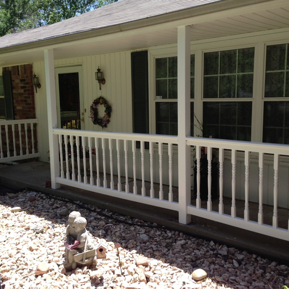 Midland vinyl fence   deck company   tulsa and coweta  oklahoma   vinyl metal wood fence sales and installation   outdoor living  railing   white vinyl railing on porch  closeup20170611 19126 1jxxdt9
