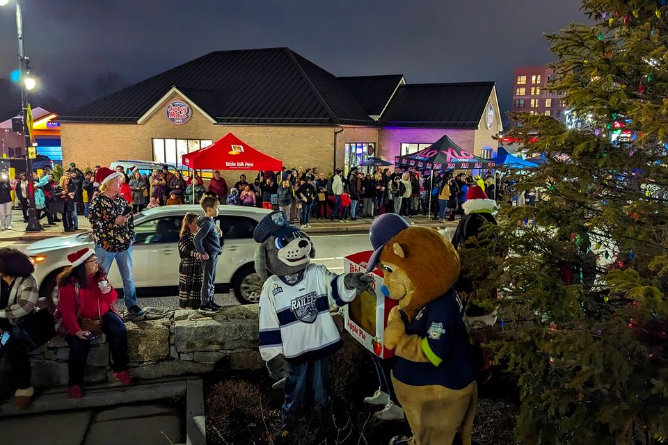 2023 kelley square tree lighting set 1