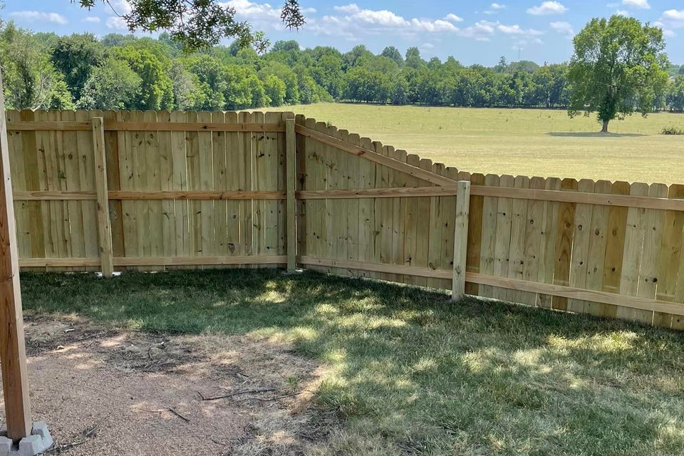 transitioning privacy fence 